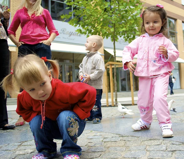 Niños jugando en la ciudad — Foto de Stock