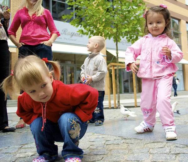 市内で遊んでいる子供たちは — ストック写真