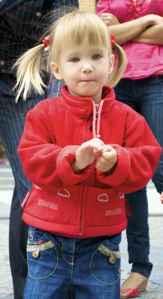 Kis orosz lány piros kabát — Stock Fotó