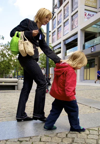 Kleines Mädchen trägt seine Mutter an den Händen — Stockfoto