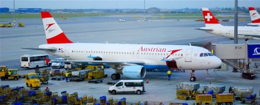 Havaalanında Avusturya Hava Yolları uçak