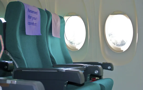 Sitze und Fenster des Flugzeugs fokker-70 — Stockfoto