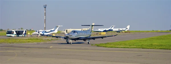 Small plane in the Ukrainian soviet unreconstructed airport in Dnipropetrovsk, Ukraine — Stock Photo, Image