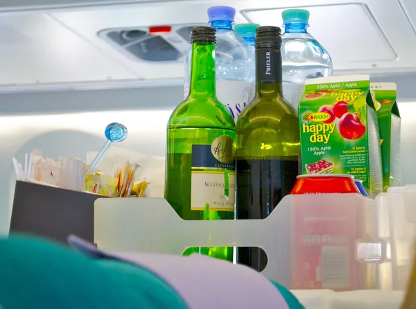 Drinking stuff during a flight — Stock Photo, Image