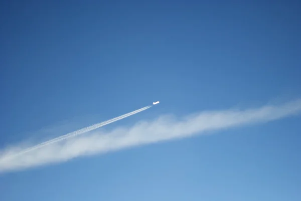 Avião no céu — Fotografia de Stock