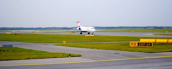 Самолет Austrian Airlines в международном аэропорту Вены — стоковое фото