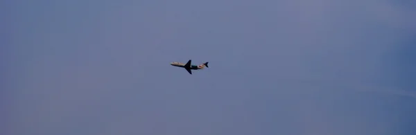 Avión de la compañía austríaca de flechas en el cielo —  Fotos de Stock