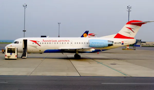 Самолет Austrian Airlines вот-вот прибудет из Международного аэропорта Вены — стоковое фото