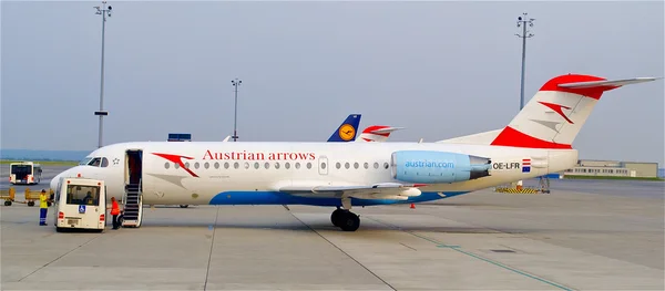 Самолет Austrian Airlines вот-вот прибудет из Международного аэропорта Вены — стоковое фото
