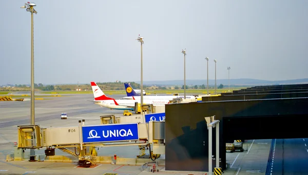 奥地利航空公司在机场的飞机 — 图库照片