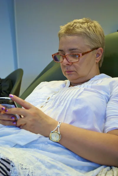 Business lady checks the phone — Stock Photo, Image