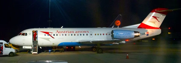 Самолет австрийской авиакомпании ночью — стоковое фото