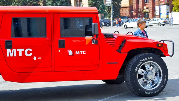 Red hammer in the centre of city — Stock Photo, Image