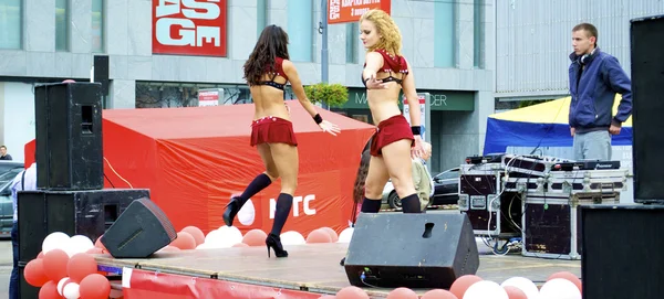 市休日と新ブランドの昇進の間に 2 つのセクシーな女の子のダンス — ストック写真
