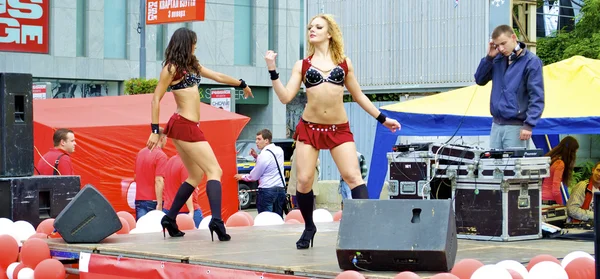 Två sexiga tjejer dansa under stadssemester och främjande av nya varumärke — Stockfoto