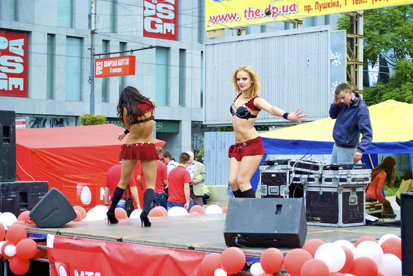 Duas meninas sexy dançar em roupas vermelhas durante as férias da cidade e promoção da nova marca — Fotografia de Stock