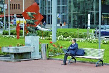 iş adamları heykele benziyor