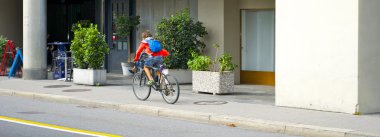 genç bir adam üzerinde bisiklet