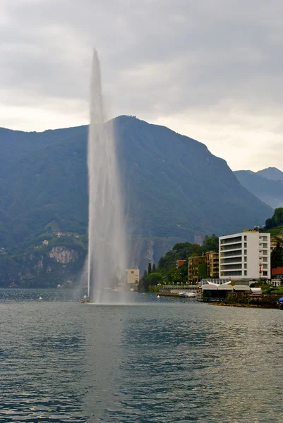 Pohled na fontány nad jezerem lugano — Stock fotografie