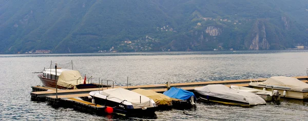 Barcos lado a lado sobre o lago — Fotografia de Stock