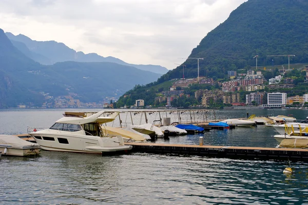 Boats side by side over the lake — Stock Photo, Image