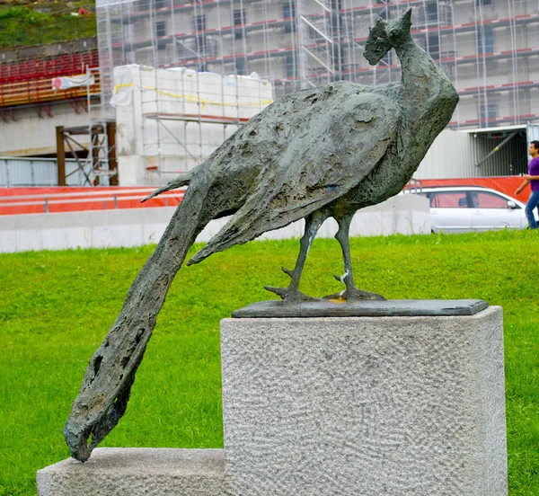 Статуя павлина в Швейцарии — стоковое фото