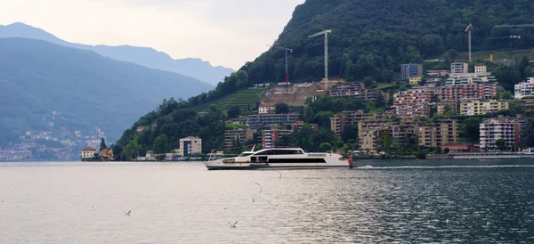 Fartyg över sjön Lugano, Schweiz — Stockfoto