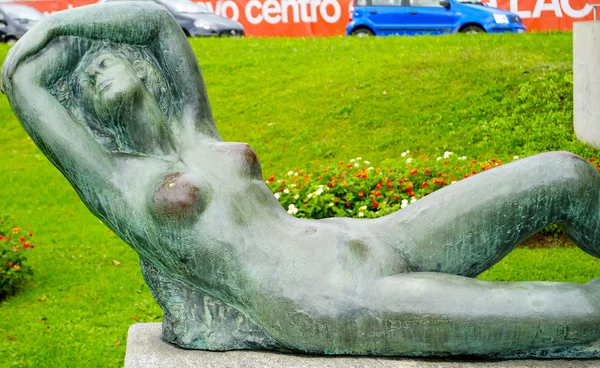 Statyn av en naken dam i lugano, Schweiz — Stockfoto