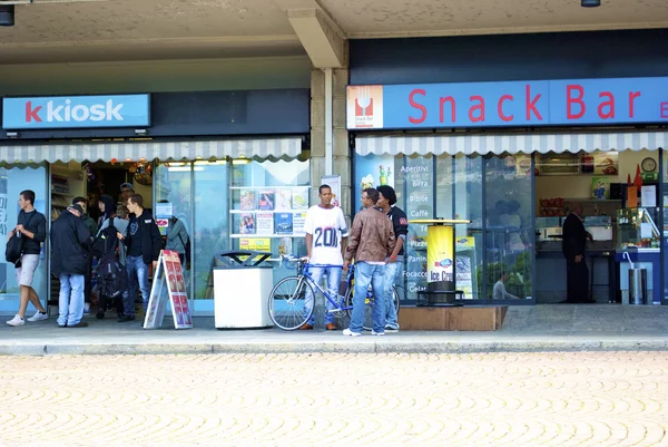 Perto de um snack-bar — Fotografia de Stock