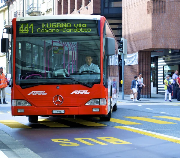 Ônibus vermelho em Lugano, Suíça — Fotografia de Stock