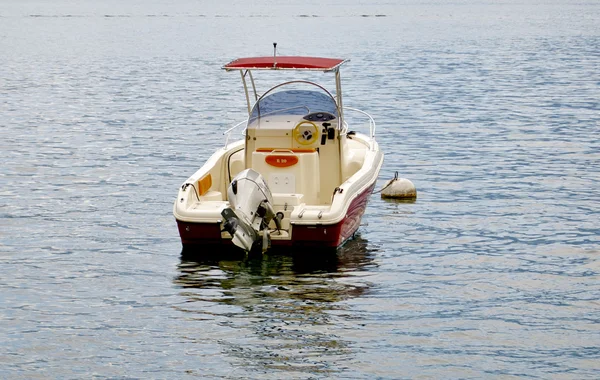 Tek başına tekneyi Nehri — Stok fotoğraf