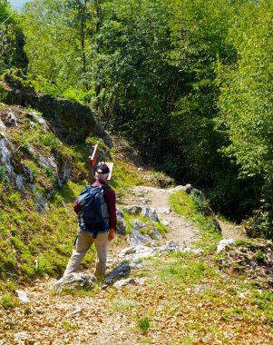 dağlarda turistik tek başına yürüyor