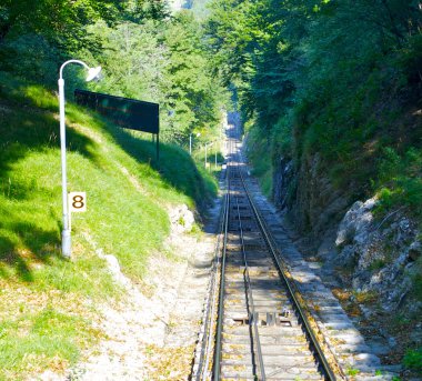 raylar dağdan aşağı git