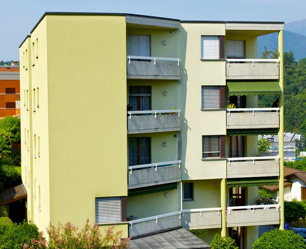 现代时尚住宅建筑中卢加诺，瑞士 — 图库照片