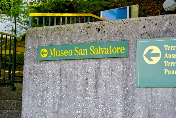 Señal de dirección al museo de San Salvatore — Foto de Stock
