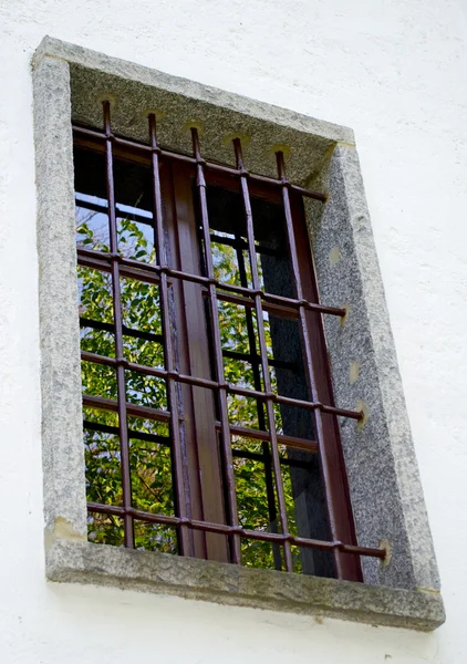 Vieille fenêtre avec grille — Photo