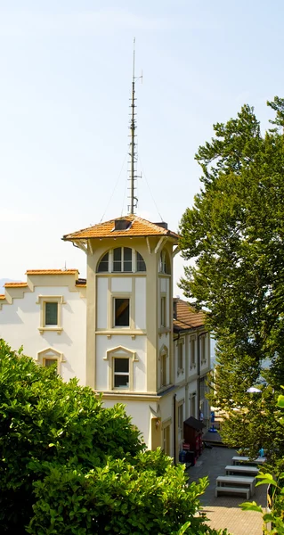 Bonito edificio en la cima de la montaña San Salvatore, Suiza — Foto de Stock