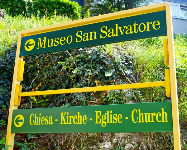 Sinal de direção para o museu San Salvatore, na Suíça — Fotografia de Stock