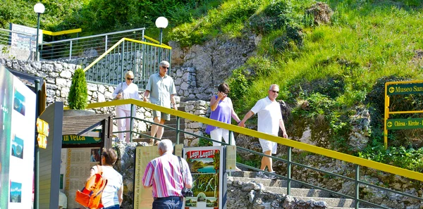 Tourist geht die Treppe hinunter — Stockfoto