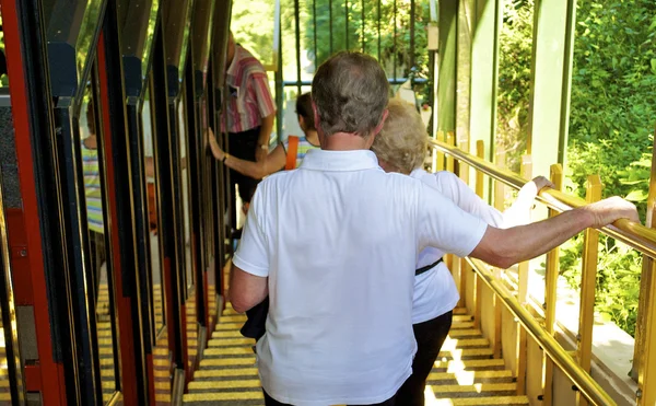 Einsteigen in die Standseilbahn — Stockfoto