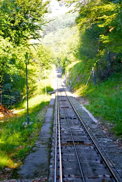 Demiryolu dağdan git