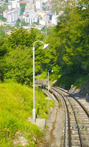 Trilhos funiculares na montanha — Fotografia de Stock