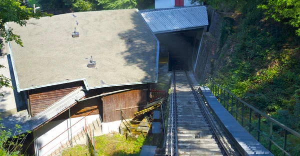 Schienen gehen ins Haus — Stockfoto