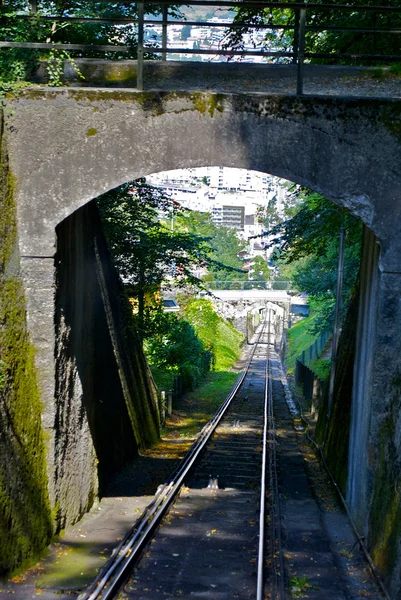Rails sob a ponte — Fotografia de Stock