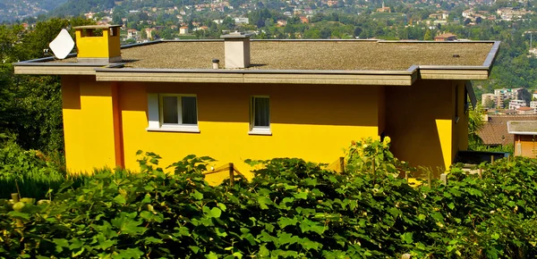 Mooi geel huis in Zwitserland — Stockfoto