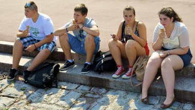 Dört genç dondurma ile