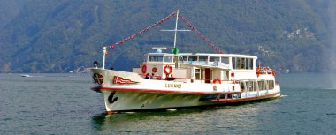 Göl üzerinde gemi gider