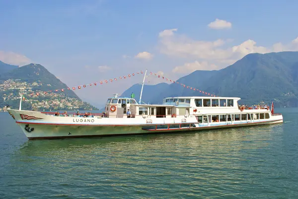 Navio navega sobre o lago — Fotografia de Stock