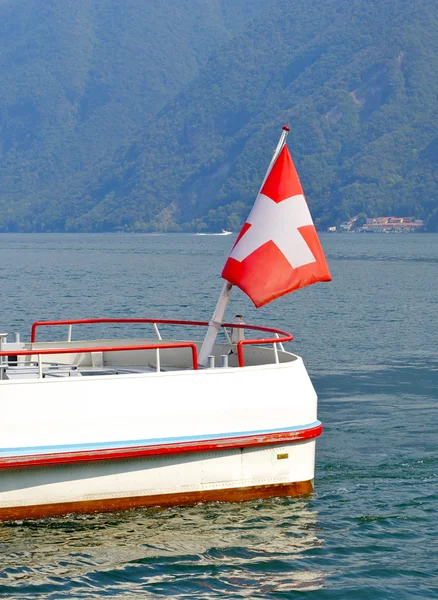 Schweizisk flagga på båten — Stockfoto