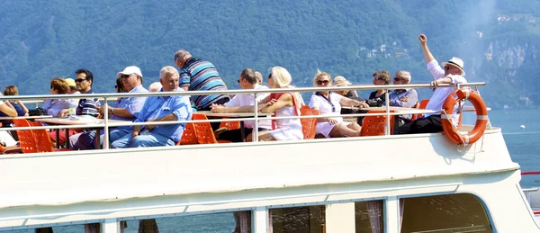 Glückliche Touristen im Schiff — Stockfoto